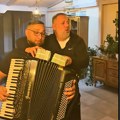 Sa dva štosa para okitio harmonikaša Branko Babić na veselju napravio rusvaj, a mreže se usijale od komentara: "Ovo su…