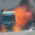 (Video) Vatra buknula iznenada Drama u opštini Kula: Šleper u plamenu na ulazu u Sivac, gust crni dim vidi se kilometrima…