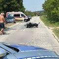 (Foto) Stravičan prizor kod Čačka: Motocikl se zakucao u automobil, vozač hitno prevezen u bolnicu