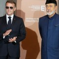 (Foto) Makron sa naočarima za sunce dočekao omanskog sultana u Jelisejskoj palati: Nije ih skidao ni unutra