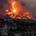 Izbio požar u letovalištu Siviri na Halkidikiju: Vatra oštetila kuće, pokrenuta evakuacija morskim putem
