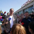 Vučić u obilasku kompanije Jumko: Radinicima bolji uslovi, pogon neće biti ugašen FOTO