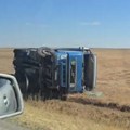 Vozila se prevrnula na njivu! Teška nesreća na putu Melenci-Bašaid, sudarili se automobil i kamion (video)