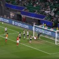 (VIDEO) Golman može jednom da zaustavi loptu na gol-liniji…