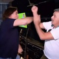 Mitrović i Bosanac "odmerili snage" pred kamerama. Nakon potpisivanja ugovora za "Pinkove Zvezde", Željko pokazao karate…