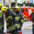 (Foto) Vatrogasci pokazali da je svaki život važan: Spasili psa iz bunara i vratili ga vlasniku