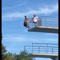 Pao je sa deset metara: Spasilac na bazenu brutalno gurnuo čoveka sa skakaonice (video)