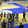 Opšta tuča dama u Hali sportova, navodno ima i preloma ruku (video)