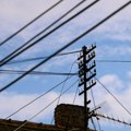 Језив призор у Железнику: Бандера се искривила, каблови висе, пролазницима прети опасност