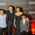 Tanja Savić zablistala u dugoj crnoj haljini: Muki i sinovi je prate u stopu, pevačicin dečko grli njene naslednike (video)