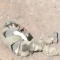 Ruski vojnik pucao saborcu u glavu? Povukao obarač, pa nastavio dalje: Dron zabeležio jeziv prizor sa fronta! (video)