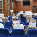 Opozicja na sednici Skupštine glasa papirom „ostavka“