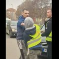 (VIDEO) Ispred Škole za dizajn „Bogdan Šuput“ muškarac pokušao autom da prođe kroz blokadu