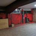 Studenti blokaderi i građani Niša jajima i crvenom bojom gađali sedište SNS-a u Nišu