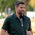 Šapić: Počelo postavljanje stubova sa imenima ulica na ćirilici i engleskom jeziku (Foto)