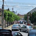 Teška nezgoda u centru Čačka: Motociklista bez svesti leži na putu