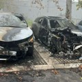 Piroman snimljen kako poliva i pali mercedes na Voždovcu: Vatra progutala pet automobila, ovako izgledaju