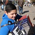 Stefan svojom harmonikom odmalena zarađuje za džeparac: I tako već 6 godina! Kad zasvira, tako razgali prolaznike da se uhvate…