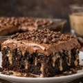 Sočan i kremast kolač pun čokoladnog ukusa! "Rupičasti pijanac" je savršen izbor kada želite da impresionirate goste