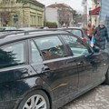 Automobilom zauzme trotoar, kaže da ne razmišlja gde će pešaci da prođu ali preti da će da lomi telefon novinarki