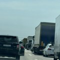 (Foto/video) Gužva na auto-putu kod Stare Pazove: Kolona vozila duga više kilometara, vozači da se naoružaju strpljenjem
