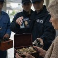 Lažni vodoinstalater i dva lažna policajca opelješili staricu: Ukrali joj nakit vredan 400.000 evra!
