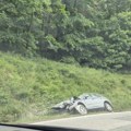 Automobil sleteo u kanal Teška nesreća na Iriškom vencu: prednji deo potpuno smrskan