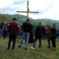 Osonica čuva tradiciju Spasovdanske litije uprkos izgorelom hrastu (VIDEO)