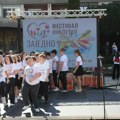 Trg ispunjen osmesima ljubavlju i inkluzijom: Prvi festival inkluzije u Užicu
