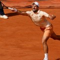 Šok na Rolan Garosu: Novak poražen od Fonseke posle vođstva od 2:0 u setovima
