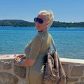Spakovala kofere i pobegla iz Beograda: Bivša žena Jovana Memedovića se baškari na moru, pozirala u providnoj haljini na plaži…