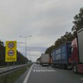 Kamioni na granicama čekaju i do sedam sati
