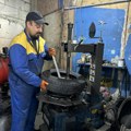 Kolika mora da bude dubina šare na zimskim gumama? Vozači, proverite pre prvog snega, u suprotnom su kazne paprene