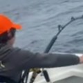 Vaga zakucala na 116 kila! Dečak upecao ribu tri puta veću od njega (video)
