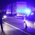 Nesreća na putu Beograd: - Subotica Delovi automobila rasuti po putu (video)