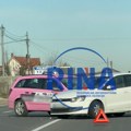 Silovit sudar u Kragujevcu: Vozač pokušao da pređe preko pune linije i zakucao se u drugi automobil (FOTO)