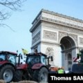Protest poljoprivrednika u Parizu: Traktori i bale sena kod Trijumfalne kapije