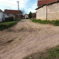Stanovnici ulice u Pasi Poljani 15 godina čekaju asfalt, a dobijaju samo obećanja