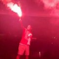 Zvezdini košarkaši u ekstazi: Zapalili baklje, pa zapevali sa navijačima! Jago, Topić i Mitrović Prednjačili (video)