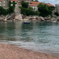 Obrušilo se brdo na Svetom Stefanu: Velike stene uništile plažni bar na Galiji