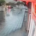 VIDEO Pukom srećom izbegnuta tragedija u Mladenovcu: Vozač zakočio, a onda je krov stambene zgrade pao na pločnik ispred…