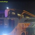 Prve fotografije kamenovanog autobusa sa srpskim turistima u Grčkoj: Stakla razvaljena, 3 osobe imaju povrede