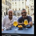 Parker hramlje, TINEJDžERI uz ekipu: Ljubav u Toskani na crno-beli način (foto, video)