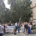Podrška učenicima i profesorima niškog „Sremca“ – okupljanje u dvorištu škole i blokada ulice