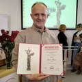 Награда у правим рукама: Значајно признање Горану Шљивићу, фоторепортеру „Новости“