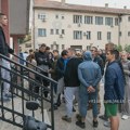 Učenici 6 dan ispred Doma učenika „Angelina Kojić Gina“ u Zrenjaninu: Podrška vaspitačicama se nastavlja 6. dan ispred doma...…