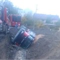 Ovako izgleda kamion koji se danas prevrnuo na Bežanijskoj kosi: Zbog sumnjivog kopanja ugrožen ceo parking