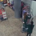 Kamere snimile šta radnice popularne prodavnice rade tokom smene i ljudi ne veruju: "Sram, sramota, stid" (video)