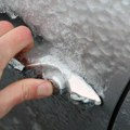 Automobili okovani ledom, a strugalice beskorisne: Pogledajte trik koji topi led za par sekundi