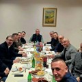 (Foto) Vučić na večeri sa pripadnicima Kobri: "Uvek su uz mene, znam koliko odricanja zahteva njihov posao i zato ih poštujem"…